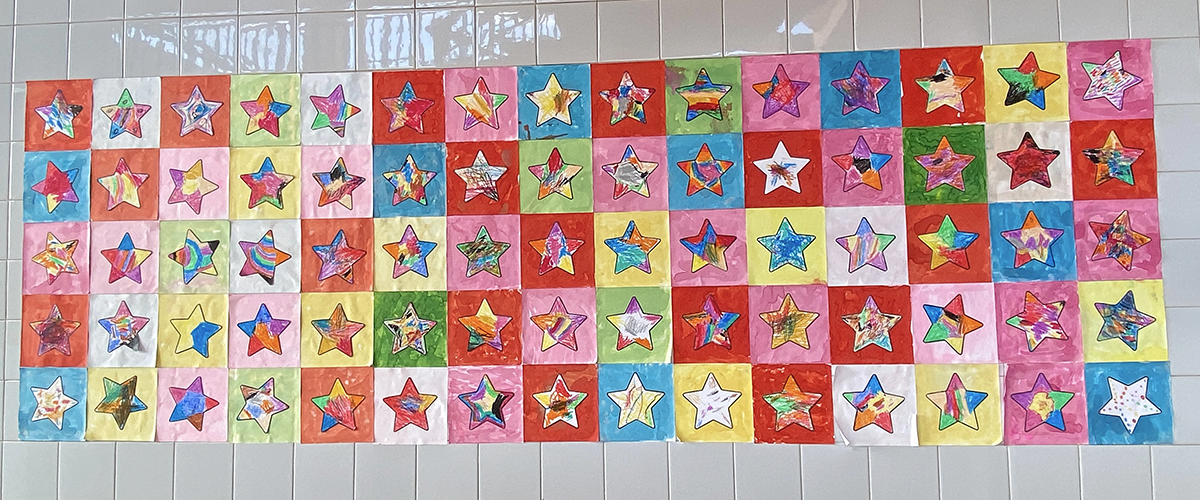 Estrelles pintades per alumnes d'Infantil